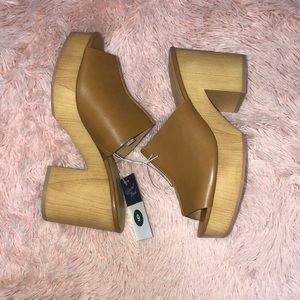 NIB Universal Thread Cognac Clog Heels